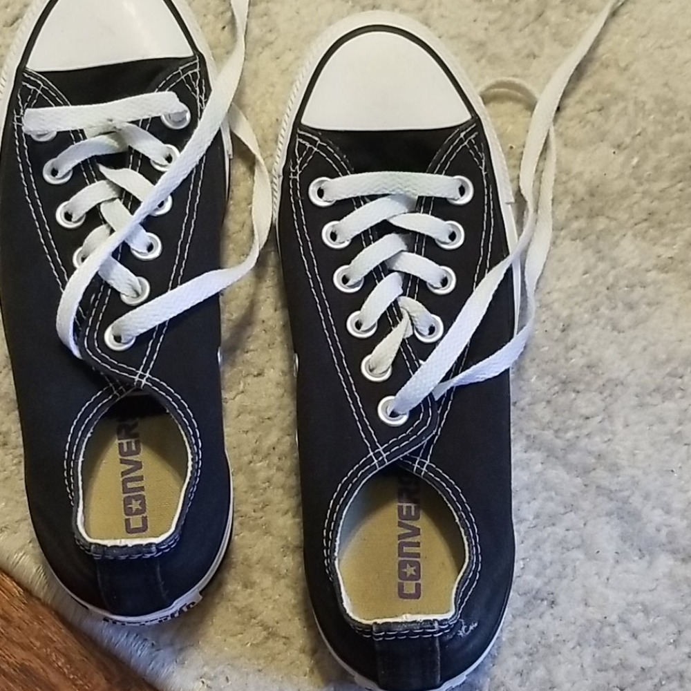 Tennis shoes